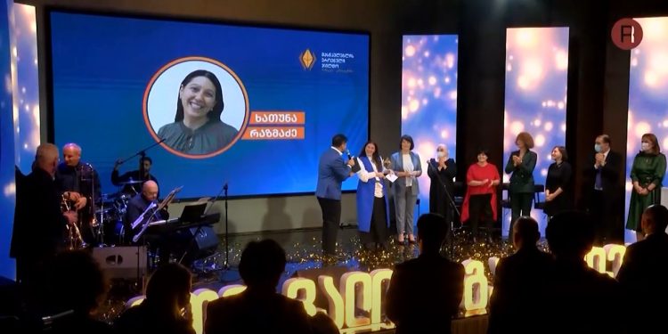 2021 წლის მასწავლებლის ეროვნული ჯილდოს მფლობელი ხათუნა რაზმაძე გახდა