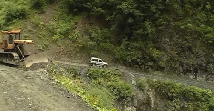 ფშაველი-აბანო-ომალოს დამაკავშირებელ გზაზე მანქანა სიმაღლიდან გადავარდა – ერთი ადამიანი დაიღუპა, ორი კი დაშავდა