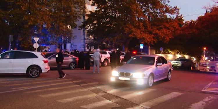 ვიდეო – ახალგაზრდა მამაკაცი ოზურგეთში კორპუსიდან გადმოხტომას ცდილობდა