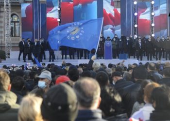 თავისუფლების მოედანზე „ქართული ოცნება” მხარდამჭერებთან შემაჯამებელ შეკრებას მართავს