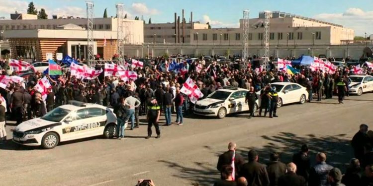 რუსთავის ციხესთან მიხეილ სააკაშვილის მხარდამჭერი აქცია მიმდინარეობს