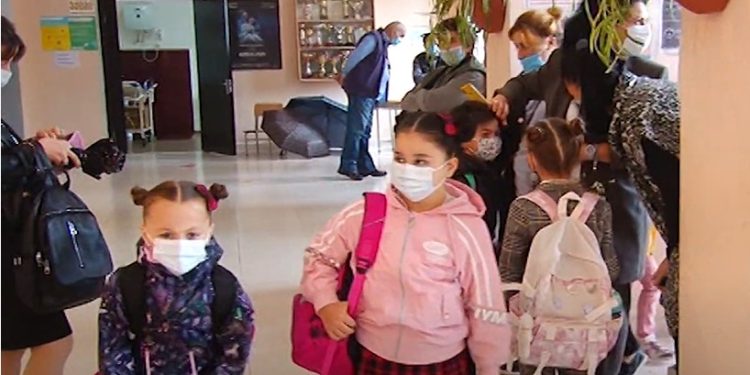 ვიდეო – ოზურგეთის სკოლებში სწავლა საკლასო ოთახებში განახლდა