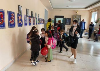 სკოლებში სწავლა საკლასო ოთახებში განახლდა