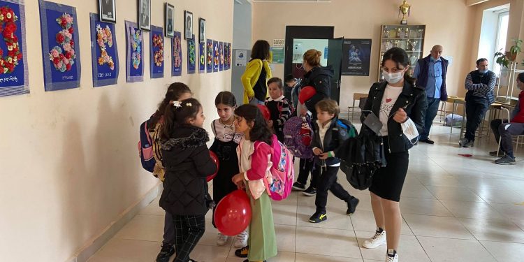 სკოლებში სწავლა საკლასო ოთახებში განახლდა