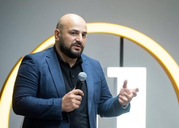 ოზურგეთის მერობის კანდიდატი ავთანდილ თალაკვაძე მერიის თანამშრომლებს მიმართავს