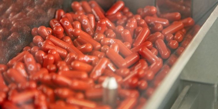 COVID-19-ის პირველმა დასალევმა ანტივირუსულმა მედიკამენტმა კვლევა წარმატებით გაიარა