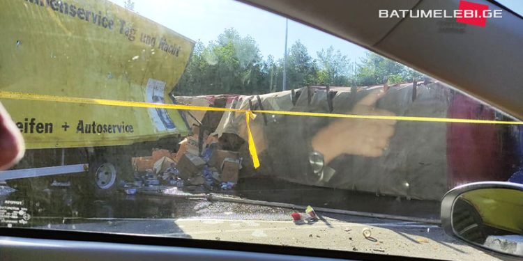 ოთხი ავტომანქანა დაიმტვრა ავარიისას ჩაქვის გვირაბთან