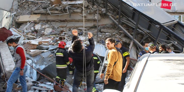 ნანგრევებიდან ქალის ხმა გაიგონეს – სამაშველო ოპერაცია გრძელდება