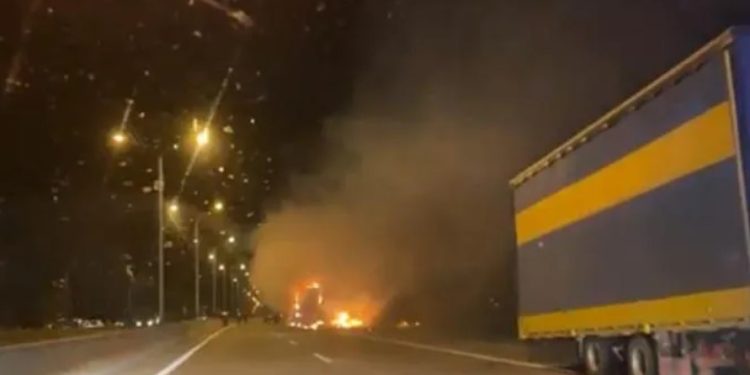 წეროვნის გზაზე სატვირთო ავტომობილი იწვის