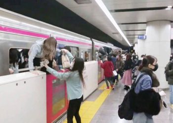 ტოკიოში დანით შეიარაღებული მამაკაცი მატარებელში მგზავრებს თავს დაესხა