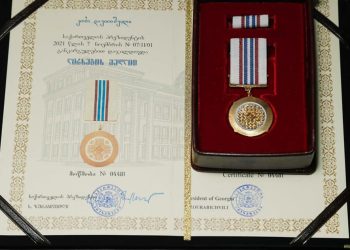 პრეზიდენტმა კობა დავითაშვილი, გარდაცვალების შემდეგ, ღირსების მედლით დააჯილდოვა