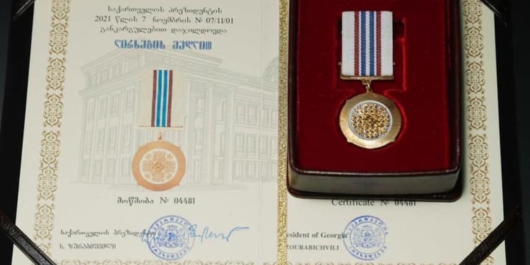 პრეზიდენტმა კობა დავითაშვილი, გარდაცვალების შემდეგ, ღირსების მედლით დააჯილდოვა