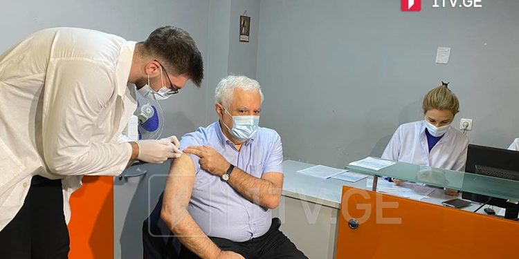 ამირან გამყრელიძე „ფაიზერის“ ვაქცინის ე.წ. ბუსტერ დოზით აიცრა