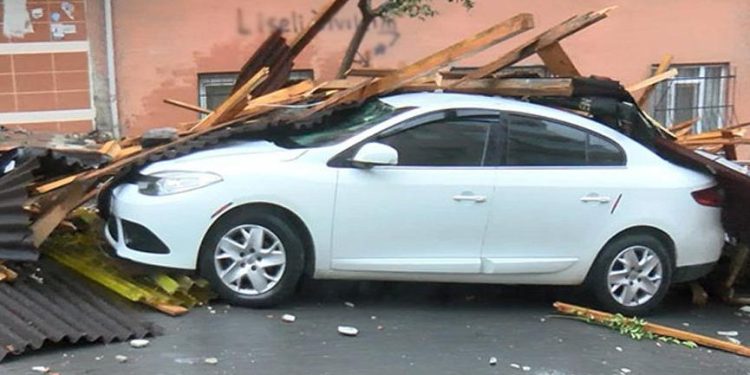 ვიდეო – სტამბოლში ქარიშხლის შედეგად ოთხი ადამიანი დაიღუპა და 38 დაშავდა