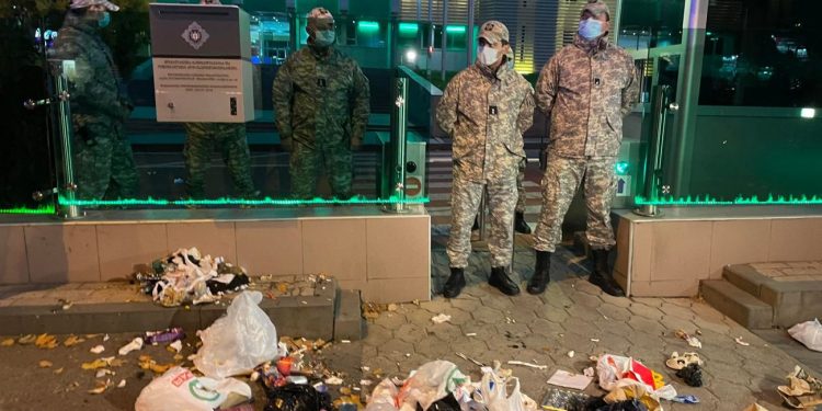 გირჩი – მეტი თავისუფლებამ სუს-ის შესასვლელთან ნაგავი დაყარა