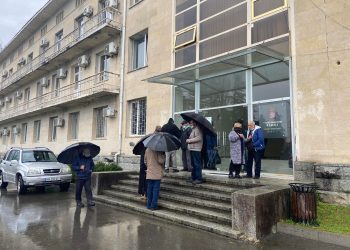 უფასო სასადილოს ბენეფიციარები ოზურგეთის მერთან შეხვედრას ითხოვენ