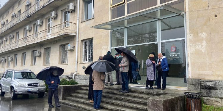 უფასო სასადილოს ბენეფიციარები ოზურგეთის მერთან შეხვედრას ითხოვენ