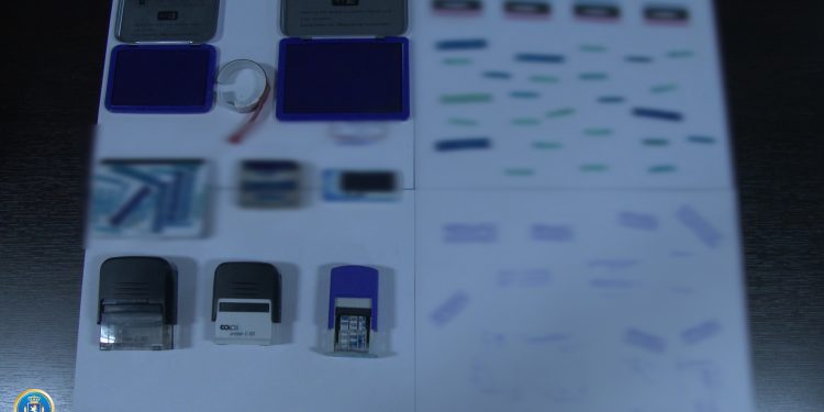 კრედიტის მისაღებად ყალბი დოკუმენტების დამზადების ბრალდებით 3 პირი დააკავეს