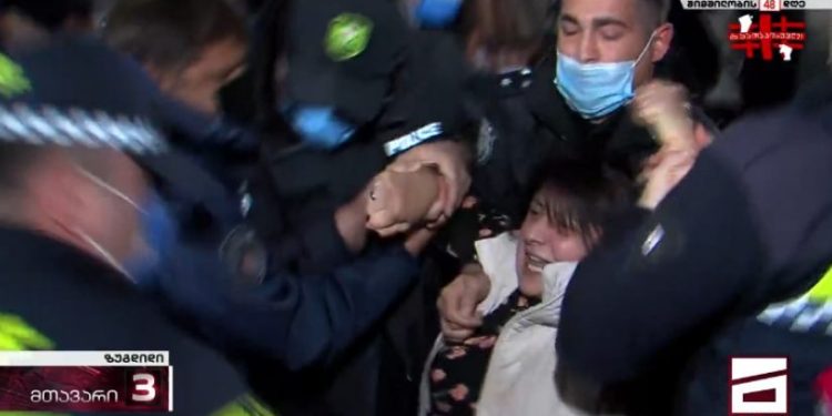 ზუგდიდის საკრებულოს სხდომათა დარბაზიდან მოშიმშილეები ძალის გამოყენებით გაიყვანეს