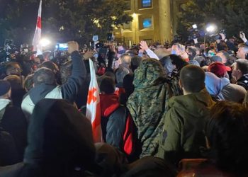 მთავრობის ადმინისტრაციასთან აქციის მონაწილეებსა და სამართალდამცავებს შორის დაპირისპირებაა