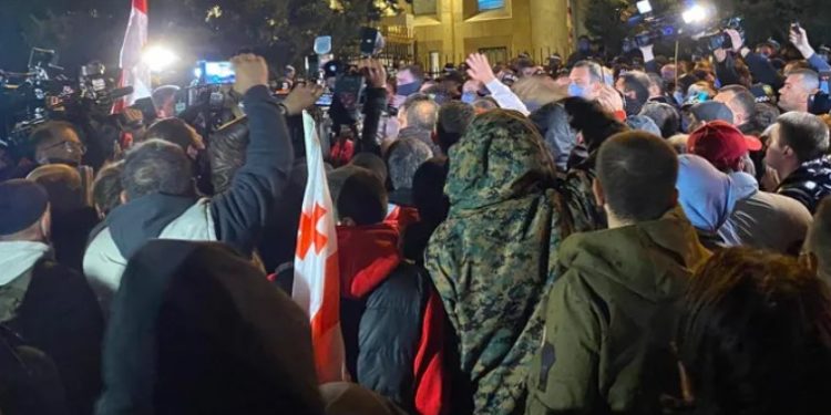 მთავრობის ადმინისტრაციასთან აქციის მონაწილეებსა და სამართალდამცავებს შორის დაპირისპირებაა