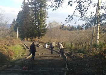 სოფელ აკეთში რამდენიმე მონაკვეთზე ბეტონის გზა იგება