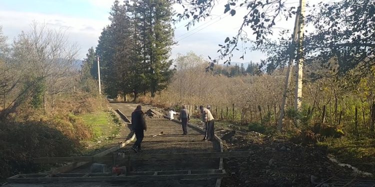 სოფელ აკეთში რამდენიმე მონაკვეთზე ბეტონის გზა იგება