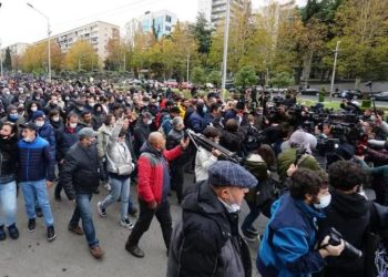 „ნაციონალური მოძრაობის“ მიერ ორგანიზებული აქციის მონაწილეებმა მსვლელობით სუს-ის შენობისკენ გადაინაცვლეს