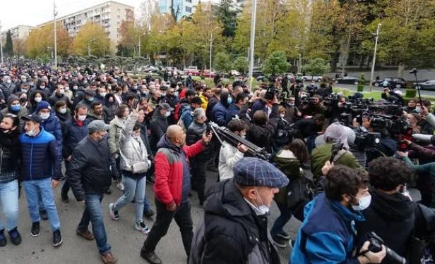 „ნაციონალური მოძრაობის“ მიერ ორგანიზებული აქციის მონაწილეებმა მსვლელობით სუს-ის შენობისკენ გადაინაცვლეს