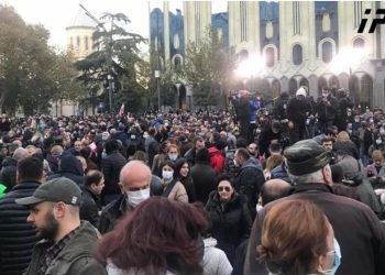 “ნაციონალური მოძრაობის” მხარდამჭერები პარლამენტის შენობასთან აქციას მართავენ