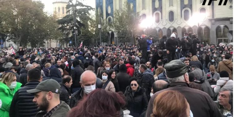 “ნაციონალური მოძრაობის” მხარდამჭერები პარლამენტის შენობასთან აქციას მართავენ