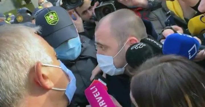 იუსტიციის სამინისტროსთან, სადაც „ნაციონალური მოძრაობა“ აქციას მართავს, ხმაურია