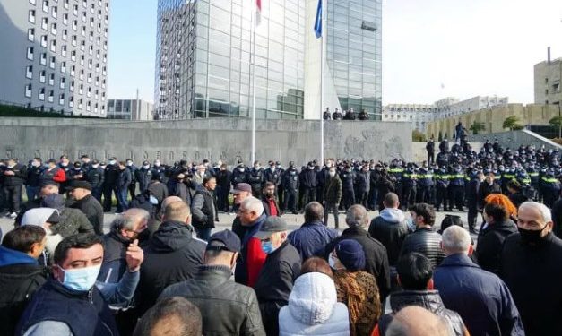 იუსტიციის სამინისტროსთან „ნაციონალური მოძრაობა“ და მათი მხარდამჭერები აქციას მართავენ