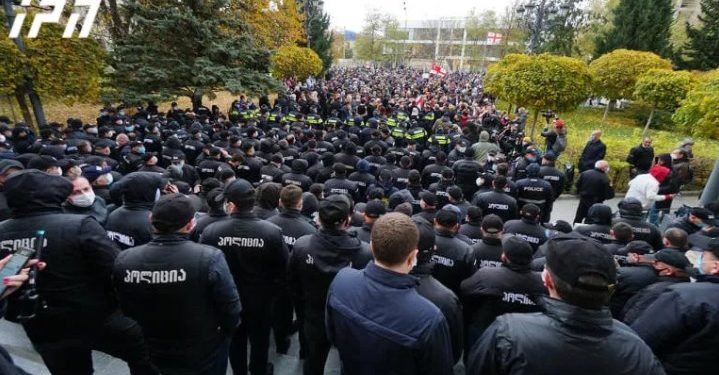 საქალაქო სასამართლოსთან, სააკაშვილის პროცესის პარალელურად, აქცია მიმდინარეობს