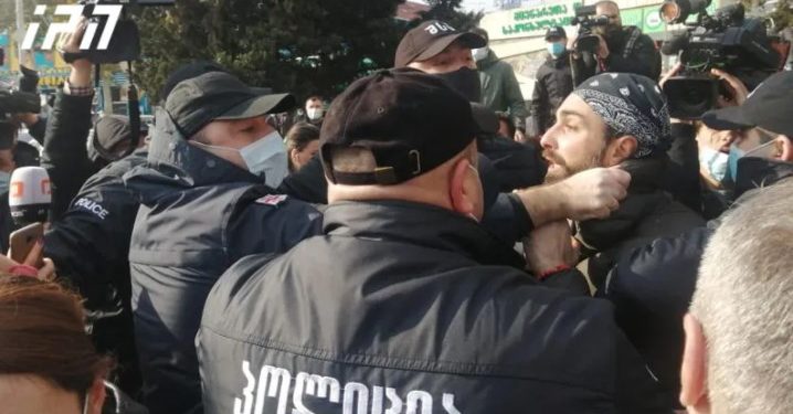 ჯანდაცვის სამინისტროსთან აქციაზე 2 პირი დააკავეს