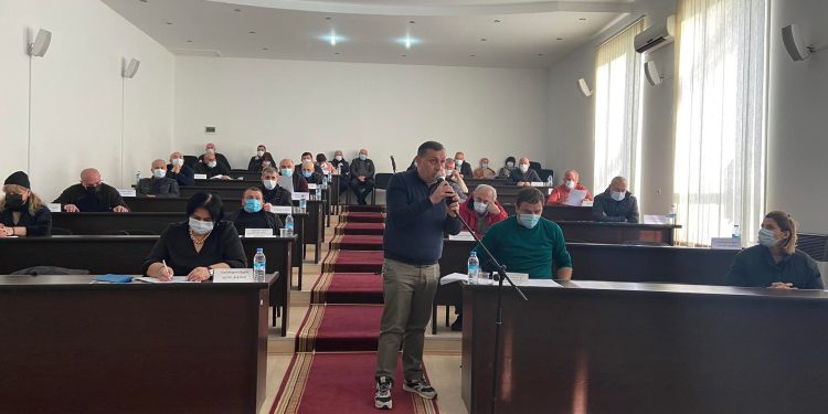 ხმაური და სიტყვიერი დაპირისპირება ლანჩხუთის საკრებულოს სხდომაზე