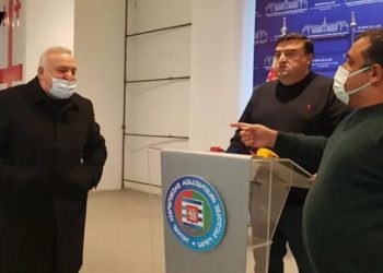 ბათუმის საკრებულოში ერთმანეთს „ნაციონალური მოძრაობის“ წევრი ელგუჯა ბაგრატიონი და დამოუკიდებელ დეპუტატი რაულ თავართქილაძე ფიზიკურად დაუპირისპირდნენ