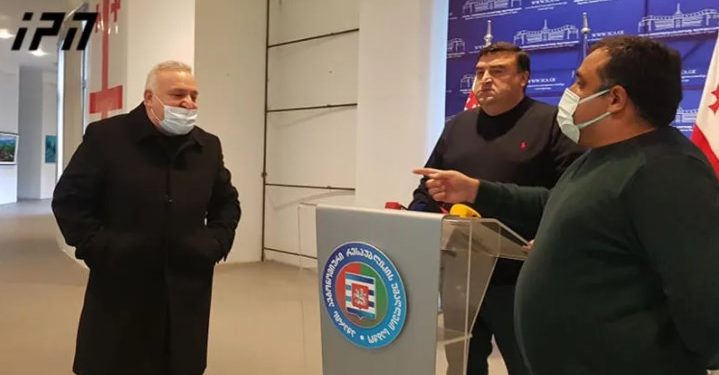 ბათუმის საკრებულოში ერთმანეთს „ნაციონალური მოძრაობის“ წევრი ელგუჯა ბაგრატიონი და დამოუკიდებელ დეპუტატი რაულ თავართქილაძე ფიზიკურად დაუპირისპირდნენ