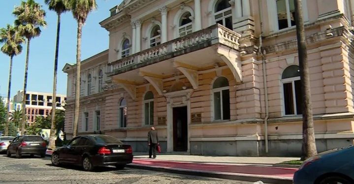 რამდენიმე მუნიციპალიტეტის საკრებულოში, მათ შორის ბათუმსა და ზუგდიდში 2022 წლის ბიუჯეტის პროექტს დღეს კენჭს უყრიან