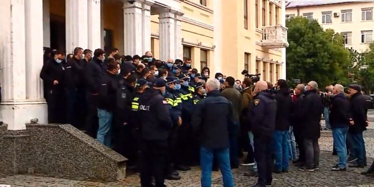 მოქალაქეები სხდომას უადგილობის გამო ვერ დაესწრებიან – ბათუმის საკრებულოს თავმჯდომარის განცხადება