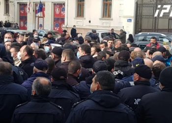 აქციის მონაწილეები ბათუმის საკრებულოს შენობაში შესვლას ცდილობენ – ორი პირი დააკავეს