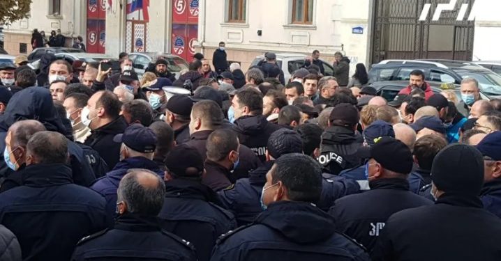 აქციის მონაწილეები ბათუმის საკრებულოს შენობაში შესვლას ცდილობენ – ორი პირი დააკავეს