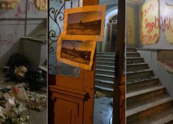 გირჩი – მეტი თავისუფლების ოფისის სადარბაზოში ნაგავი შეყარეს