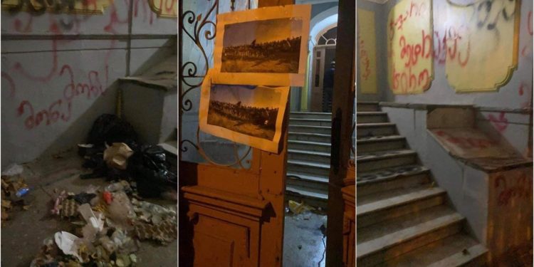 გირჩი – მეტი თავისუფლების ოფისის სადარბაზოში ნაგავი შეყარეს