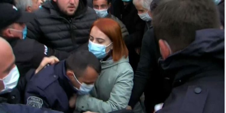 ზუგდიდში 2 პირი დააკავეს – ანი წითლიძეს სამედიცინო დახმარება დასჭირდა