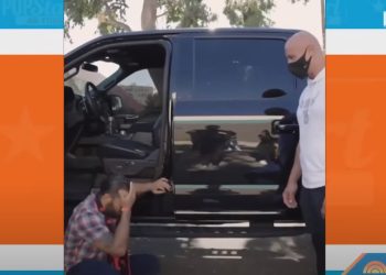 ვიდეო – დუეინ ჯონსონმა აშშ-ს საზღვაო ძალების ვეტერანს საკუთარი მანქანა აჩუქა