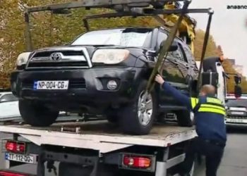 ზურაბ ჯაფარიძეს, რომელმაც სუს-ის შესასვლელი ავტომანქანით გადაკეტა, ტერიტორია ევაკუატორის გამოყენებით დაატოვებინეს