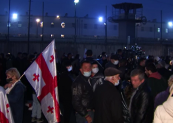 რუსთავის ციხესთან მიხეილ სააკაშვილის მხარდამჭერი აქცია მიმდინარეობს