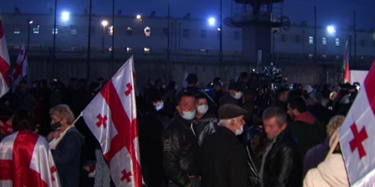რუსთავის ციხესთან მიხეილ სააკაშვილის მხარდამჭერი აქცია მიმდინარეობს
