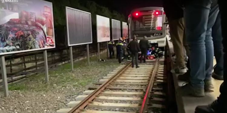 დიდუბეში ახალგაზრდა კაცი ლიანდაგებში ჩავარდა – მეტროს რამდენიმე სადგური გაჩერებულია